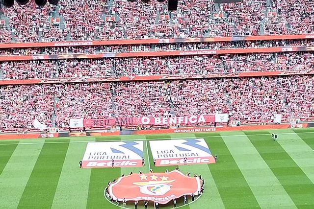 Entrada das equipas para o jogo no Estádio da Luz