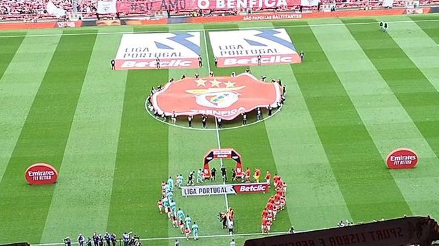 Entrada das equipas para o jogo no Estádio da Luz