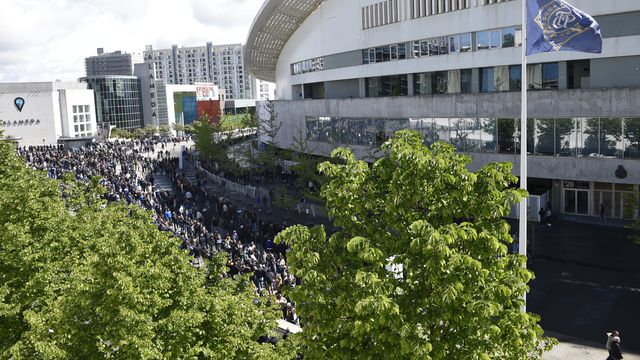 Urna é substituída por estar cheia (vídeo)