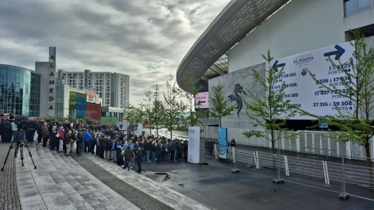 FC Porto: Super Dragões causam filas longas nas bilheteiras