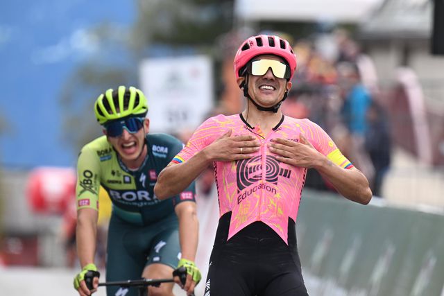 Richard Carapaz conquista etapa rainha da Volta à Romandia