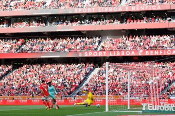 Vídeo: Ricardo Horta adianta SC Braga na Luz com ajuda de Trubin