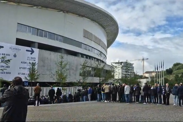Eleições: grandes filas do Dragão antes de as portas abrirem