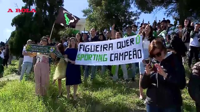 Centenas de adeptos deram força ao Sporting na saída para o Porto