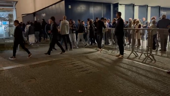 Portistas saem do Dragão Arena após o clássico de andebol
