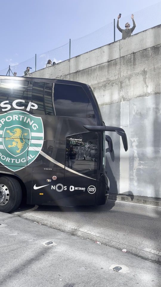 «Eu quero o Sporting campeão»: loucura em Alvalade na saída do autocarro para o Porto