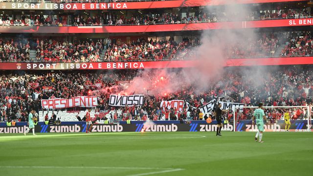 Assobios para os adeptos que lançaram tochas