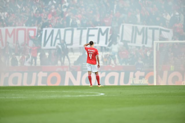 O momento em que os adeptos do Benfica lançaram tochas para o relvado (fotogaleria)