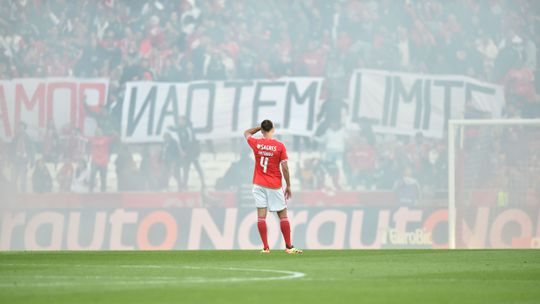 O momento em que os adeptos do Benfica lançaram tochas para o relvado (fotogaleria)