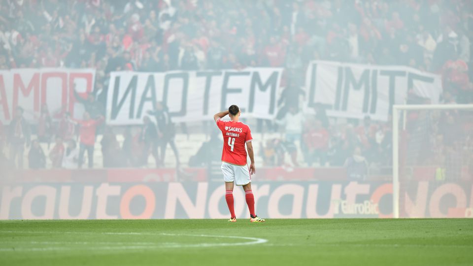 O momento em que os adeptos do Benfica lançaram tochas para o relvado (fotogaleria)
