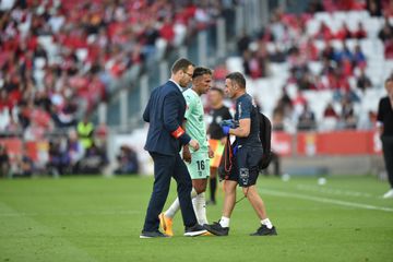 Vídeo: Otamendi dá cotovelada a Zalazar, jogadores do SC Braga pediram vermelho