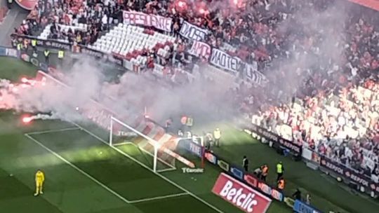 Adeptos do Benfica lançam tochas para o relvado