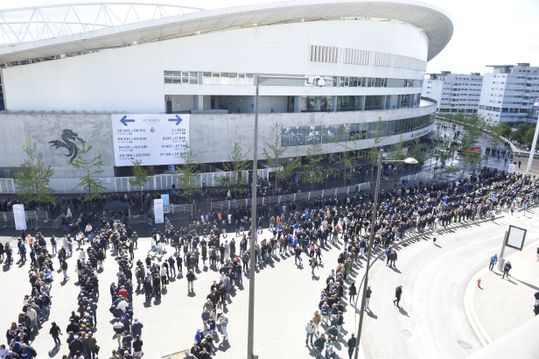 Portas fechadas no FC Porto, votaram mais de 25 mil sócios