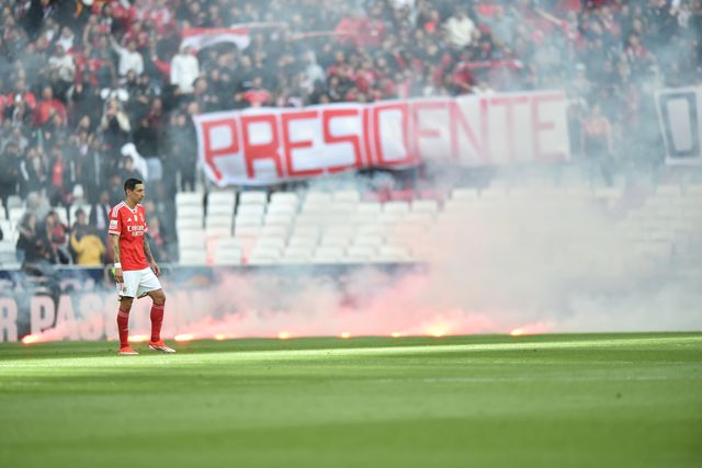 Adeptos do Benfica lançam tochas para o relvado