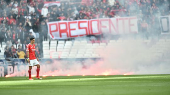 Adeptos do Benfica lançam tochas para o relvado