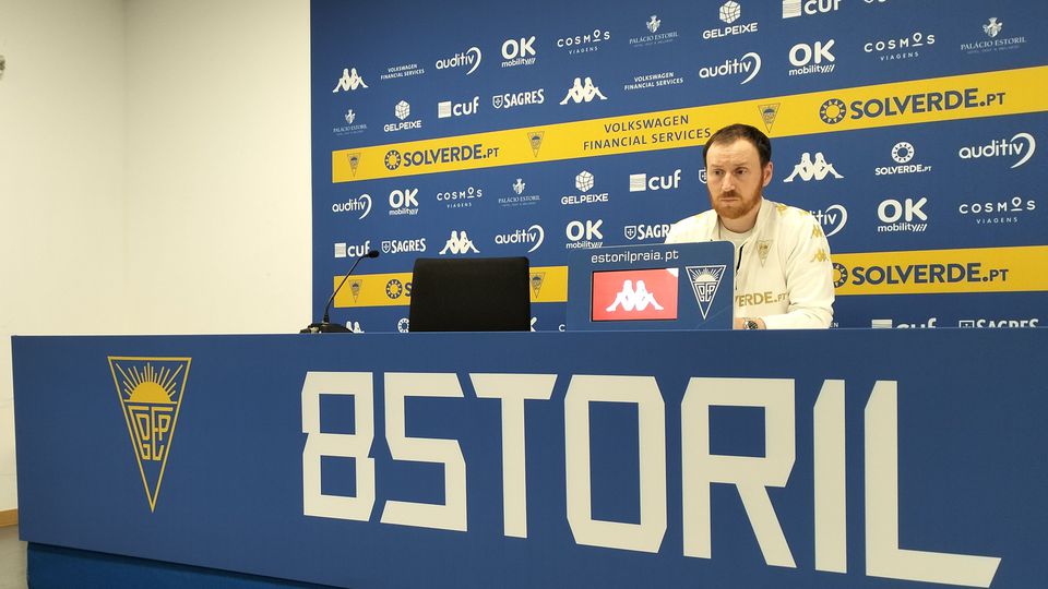 Ian Cathro regressa ao banco após castigo: «Voltámos à normalidade»