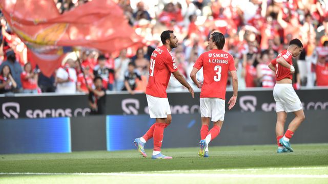 Pavlidis cumprimentado por Carreras após o golo do grego no Benfica-Aves SAD (foto: Miguel Nunes)