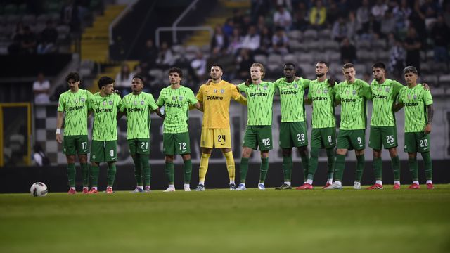 Minuto de silêncio em memória do Papa Francisco, antes do Boavista-Sporting (foto: Grafislab)