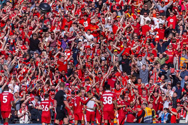 Liverpool deu 'manita' ao Tottenham e sagrou-se campeão inglês