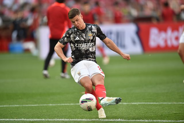 Dahl no aquecimento para o Benfica-Aves SAD (foto: Miguel Nunes)