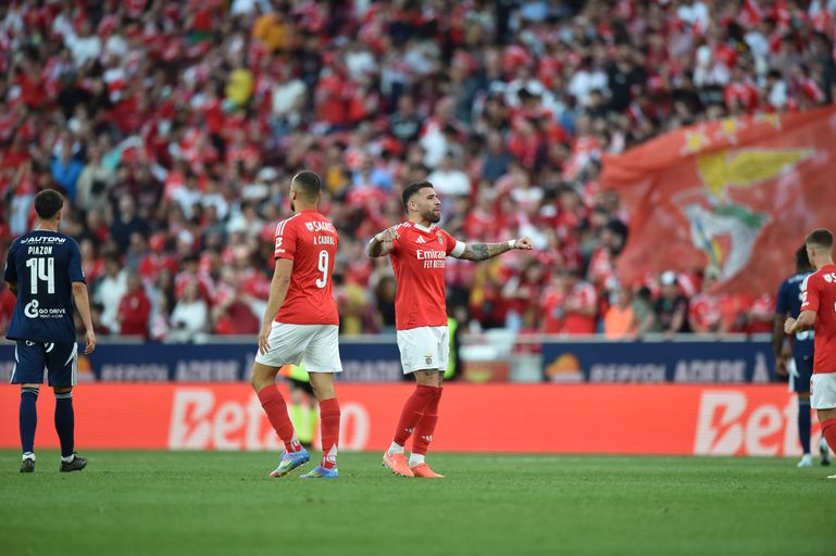 Otamendi fez o 6-0 do Benfica frente ao Aves SAD (foto: Miguel Nunes)