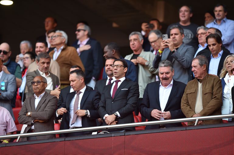 Presidentes, cortesia e 'buffet': a tribuna do Benfica no dérbi