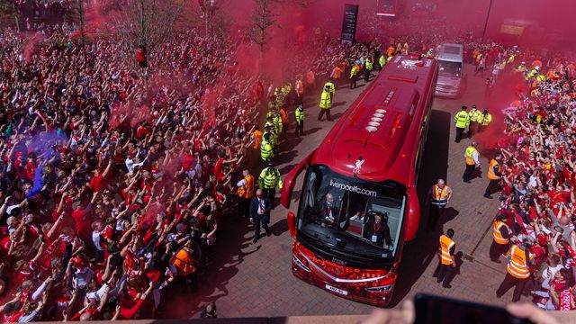 Liverpool recebido de forma impressionante antes do jogo do título (vídeo)