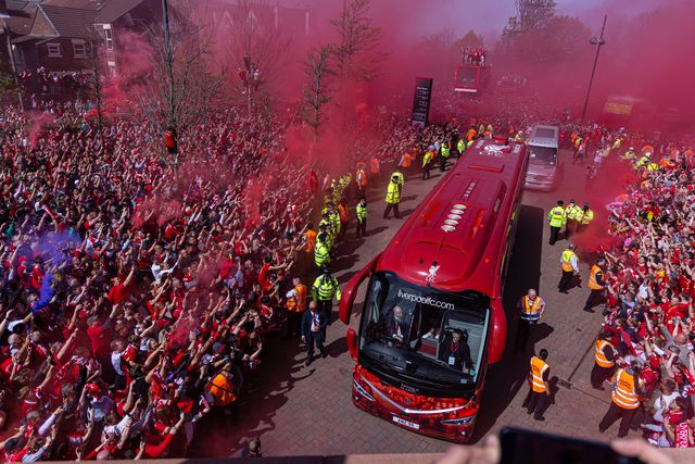 Liverpool recebido de forma impressionante antes do jogo do título (vídeo)