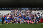Equipa feminina do FC Porto tira fotografia com os adeptos após garantir subida à II Divisão (foto: FCP)