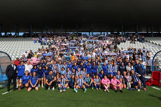 Equipa feminina do FC Porto tira fotografia com os adeptos após garantir subida à II Divisão (foto: FCP)
