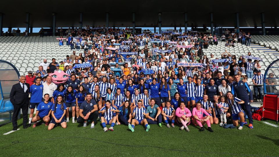 Equipa feminina do FC Porto tira fotografia com os adeptos após garantir subida à II Divisão (foto: FCP)