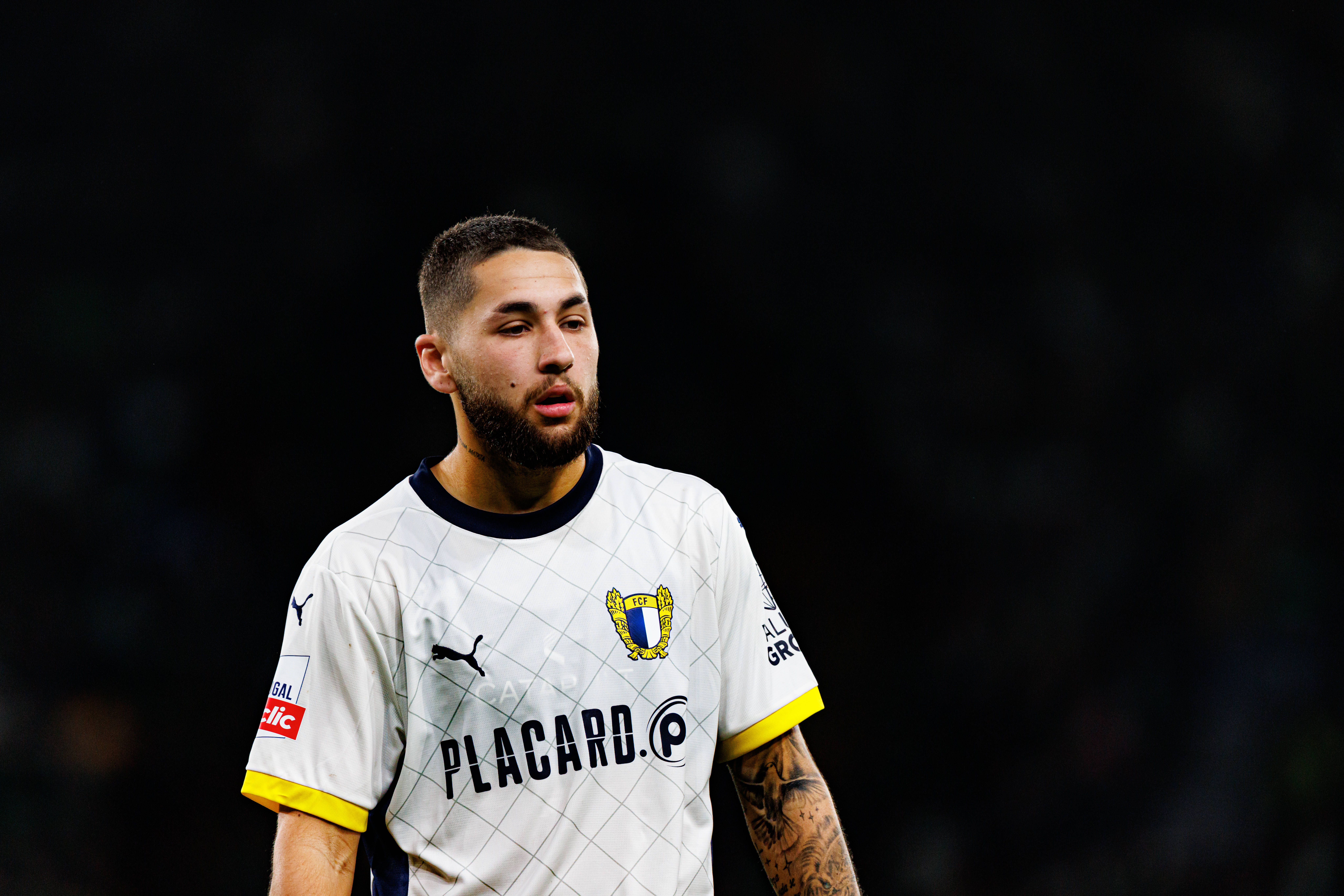 Famalicão: Óscar Aranda volta em Faro