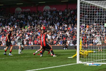 Golo na compensação salva Manchester United de nova derrota