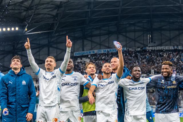 Marselha goleia e sobe ao segundo lugar da Ligue 1