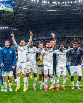 Marselha goleia e sobe ao segundo lugar da Ligue 1