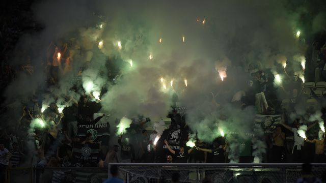 Pirotecnia dos adeptos do Sporting na visita ao Boavista (foto: Grafislab)