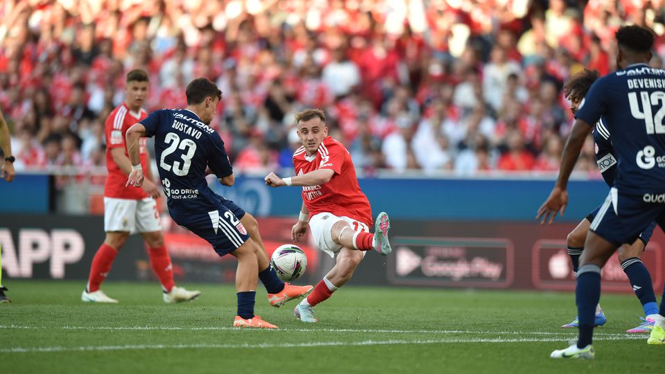 Gustavo Mendonça disputa a bola com Akturkoglu na visita do Aves SAD ao Benfica (foto: Miguel Nunes)