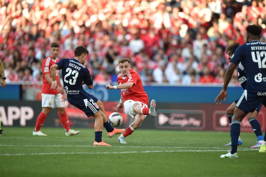 Gustavo Mendonça disputa a bola com Akturkoglu na visita do Aves SAD ao Benfica (foto: Miguel Nunes)