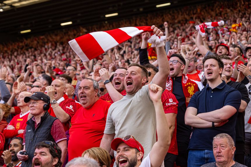 Adeptos do Liverpool durante o jogo com o Tottenham, que confirmou o 20.º título para os Reds