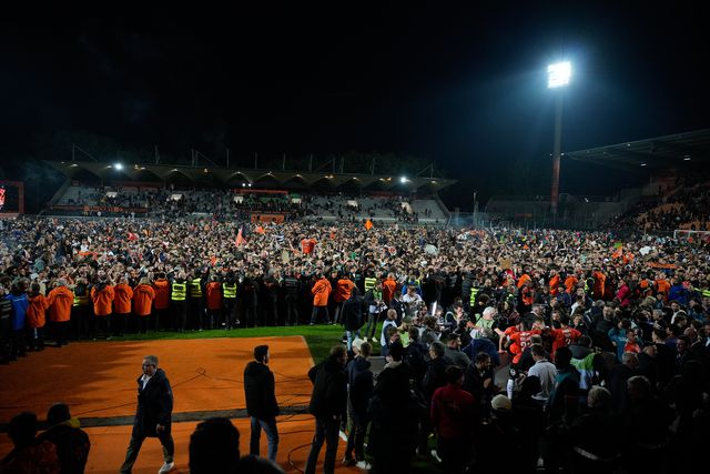 Festa dos adeptos do Lorient no Estádio Le Moustoir após subida de divisão