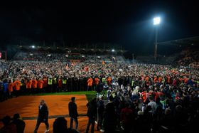 Invasão de campo para festejar regresso do Lorient à Ligue 1