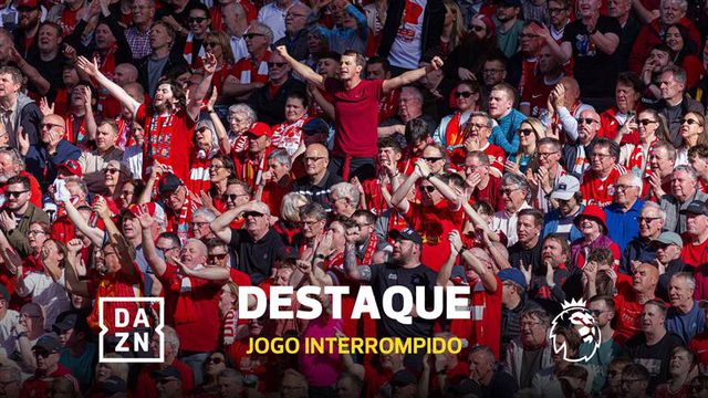 Atiraram uma Premier League para o relvado... e Liverpool-Tottenham foi interrompido (vídeo)