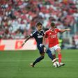 Dahl em disputa com Fernando Fonseca no Benfica-Aves SAD (foto: Miguel Nunes)