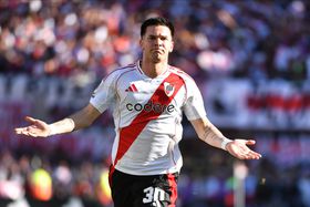 Jovem de 17 anos supera ex-Benfica e faz história no Superclássico