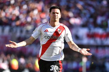 Jovem de 17 anos supera ex-Benfica e faz história no Superclássico