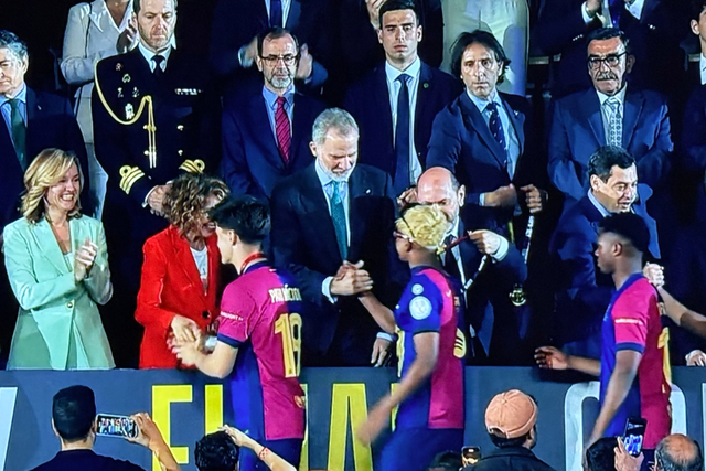 Yamal cumprimenta o Rei de Espanha com aperto de mão informal