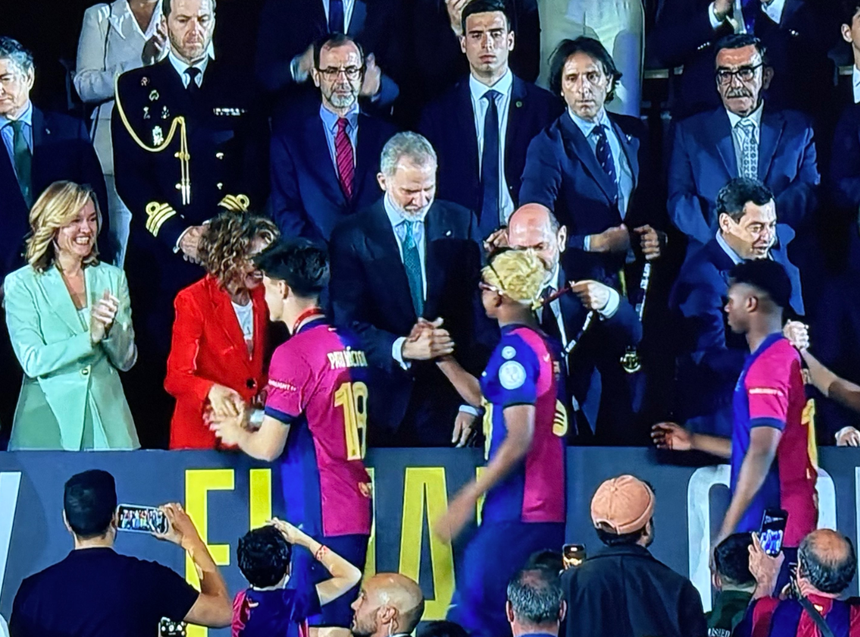 Yamal cumprimenta o Rei de Espanha com aperto de mão informal