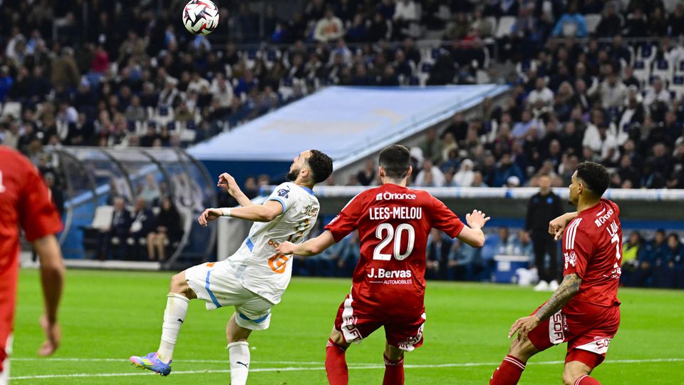 Amine Gouiri prepara o pontapé de bicicleta diante do Brest