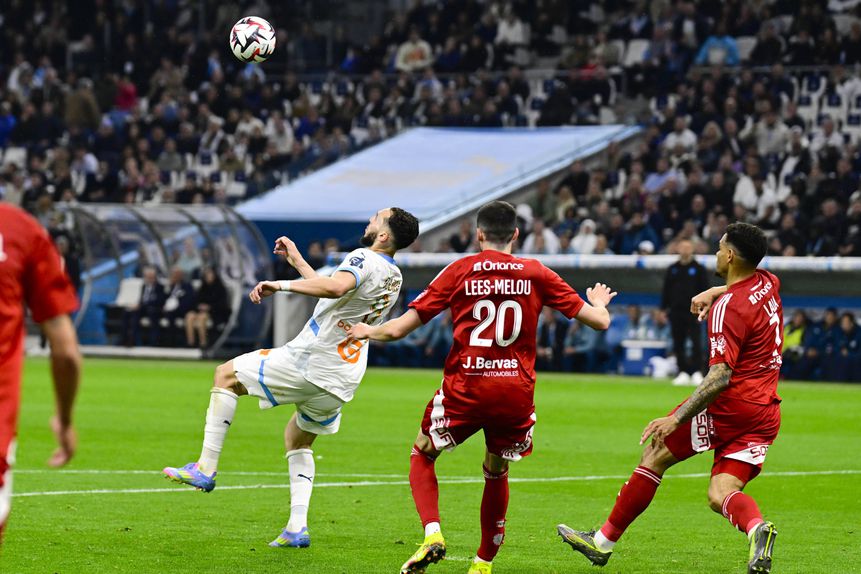 Amine Gouiri prepara o pontapé de bicicleta diante do Brest