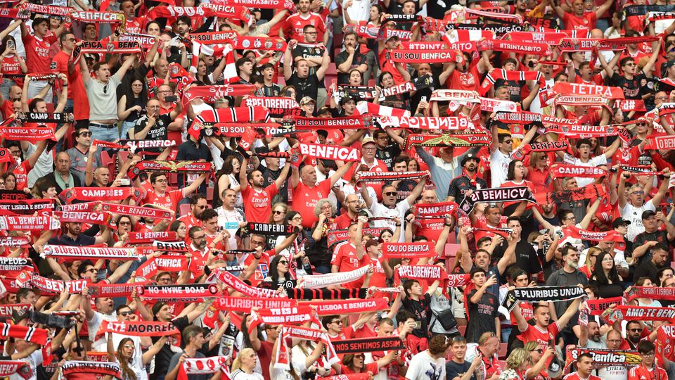 Adeptos do Benfica em festa no jogo com o Aves SAD (foto: Miguel Nunes)